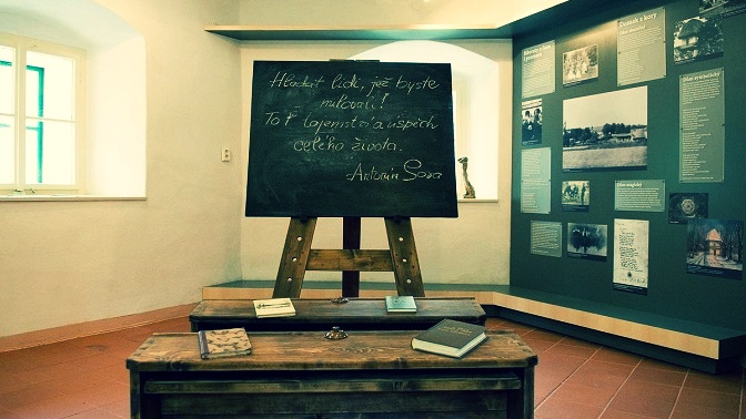 Přízemí expozice "Antonín Sova, básník lásky a života" Otevreni-expozice-Antonina-sovy-Lukavec-u-Pacova-4
